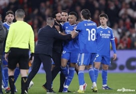 Phân biệt chủng tộc tại Champions League 'lần đầu tiên trong lịch sử' → Tình trạng gián đoạn trận đấu, nhưng chỉ bị kỷ luật đình chỉ thi đấu 1 trận đấu... Lý do là