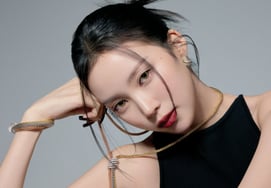 ミャオ・ナリン、魅惑的なレッドリップ