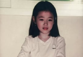 Салли, загрузите нераскрытые фотографии детства.«Почему ты улыбаешься и скучаешь по своему лицу?»