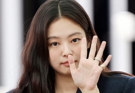 Jenny, donates 100 million won in profits and expenses from the photo exhibition..Sean, "Thank you"