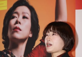 答える『マッドダンスオフィス』のチョ・ヒョンジン監督 [★写真]