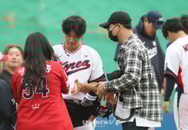 [フォト] キム・ドヨンとリュ・ヒョンジンの『サイン大宴会』