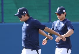 [Chụp ảnh] Kim Taek Yeon - Jo Byung Hyun 'Men In Black Stretching'