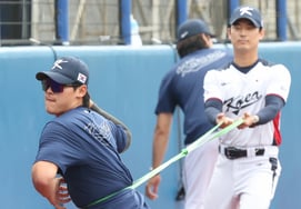 [Photo] Cho Byung-hyun, "Strengthen your back with tubing."