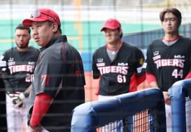 Замечания тренера KIA Ли Бом Хо: "Иностранные так отчаянны, но игроки, которые не знают, будут ли они в первой группе ..." После поражения 10-минутная встреча игроков 'Почему' вышла? [Место проведения Окинавы]