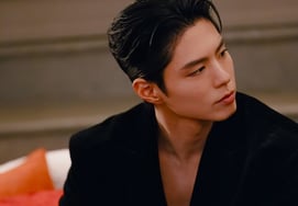 朴宝剑，深V领正装米兰"闪亮"