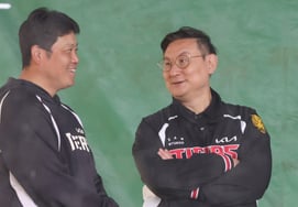 [フォト] シム・ジェハク団長「ネイルの仕上がりに満足そうな表情」