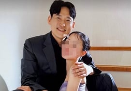 '税引き後年収1億'エリート10期のクァンス、再婚を前にウェディング写真..花嫁の胸に抱かれ、満面の笑みを浮かべて