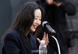 Min Heejin, what does smile mean? [★ Photo]