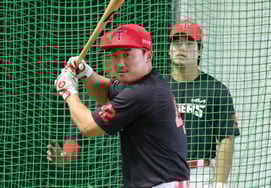 [Chụp ảnh] Kim Tae-gun thử bunt với tư thế này