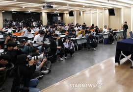 聚集记者们的OK Records代表闵熙珍 [★照片]