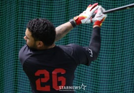 [Photo] Castro's "Soft Swing"