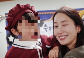 Jeon Hye Bin ôm con trai và nháy mắt..Lễ hoàn thành 'Hạnh phúc' của chiếc mũ bánh cá