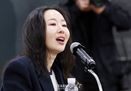 ミン・ヒジン、'256億放棄'を宣言した夜の意味深いSNS..「音楽万歳」 [スター・イシュー]