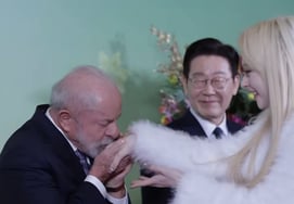 ガールズグループに手キスしたルラ大統領..ブラックスワンのガビ、青瓦台の晩餐会で「大変光栄です」 [スター・イシュー]