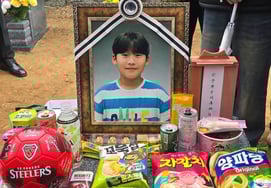 残念ながらこの世を去った「13歳の少年ファン」··· ポハン・キムチョン・サポーターズ、開幕戦で追悼