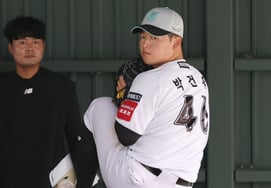 [Photo] Park Gunwoo. "Isn't he a legend of Chungam High School?"