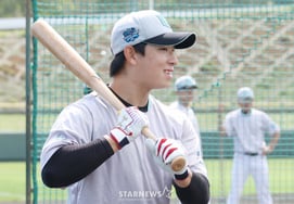 [Photo] "Lee Kangmin." I'm laughing now'