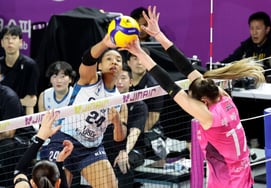 [Фото] "Застрял"?' Рейна