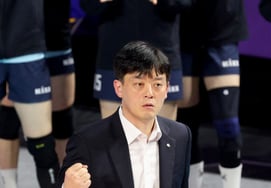 [Фото] Режиссер Ли Ён Тхэк "Сжигает кулаками сам"