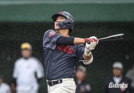 Разбитая Лотте Дарлан "Дата Маньпо", 38-летний ветеран заставляет смеяться над игрой в дождь.