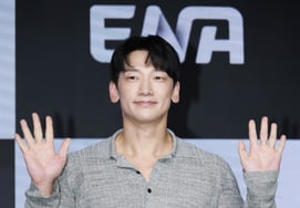 "Các bạn hãy trông đợi vào Crazy Tour của Rain nha."' [★Ảnh]