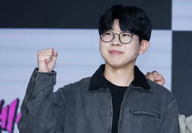 ポーズをとる『クレイジーツアー』のオ・ドンインPD [★写真]