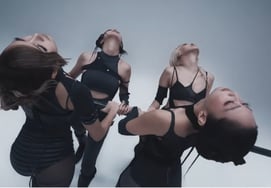 " Интенсивный и новый!" Поклонники по всему миру аплодируют над музыкальным клипом BLACKPINK Back 'GO' [K-EYES]