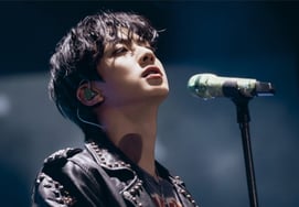 Только три альбома, совокупный тираж 3,04 миллиона.BTS Джин занял первое место в чарте Cirque du Soleil