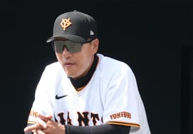 [Chụp ảnh] Huấn luyện viên Lee Seung Yeop phân tích đường đánh bóng của Samsung