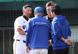 [Фото] Тренер Пак Джин Ман поблагодарил Ёмиури после игры