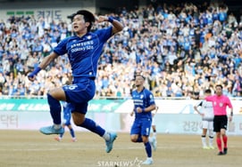 [フォト] 'イ・ジョンヒョ監督デビュー戦で同点ゴールを決めた' パク・ヒョンビン