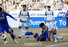 [Фото] Кан Сон Чжин дриблирует перед воротами
