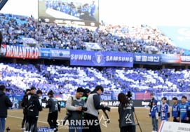 [Фото] Секция карт сторонников «Цветы Сувона» и режиссер Ли Чон Хё