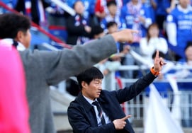 [Photo] "Sending autographs to the players." Director Lee Jung Hyo