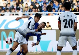 [Фото] "Помощник Пак Хёнбина по голам" Ильюченко