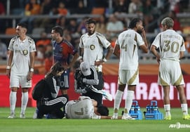 →瞄准"恶"孙兴慜脚踝的杀人铲球→LAFC主教练亲自表示"担心受伤"，表示"差点更严重……"