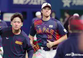 "Давай не будем ссориться", но... Ындыль - это лихорадка Отани, фанаты, которые провожают тебя: "Не толкай на север"." Станция Нагоя была большим хаосом.