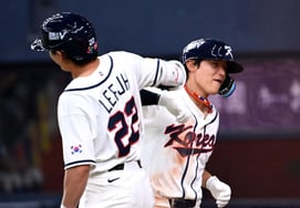 "英建"金道英和安贤敏被"老将"柳贤振和卢京恩拦下，与阪神队以3比3战平