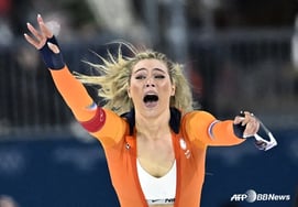 "Expose your zippers and expose your underwear." The ice queen. Thanks to this, "money cushion"... Successful bid for the "hundreds of millions" of lost uniforms, "A new record beating Ronaldo."