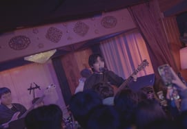 シンガーソングライターのクルム、単独公演シリーズ『エアプレインモード』を成功裏に終了