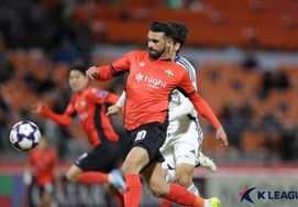 "哦！ "强攻阿布达拉球门"江原队0比0战平日本町田队 第2场比赛在客场挑战胜利