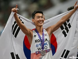 '韓 역사' 값진 은메달, 우상혁 감동 소감 "金 위해 최선 다했다... 부상 때문에 아쉬워"