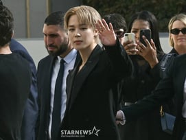방탄소년단 지민, 디올 패션위크 참석..수천명 운집 '압도적 메인 캐릭터'