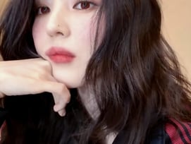 한소희, 흑발+코 점으로 신비로운 분위기..압도적 아우라[스타IN★]