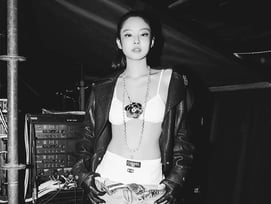 블랙핑크 제니, 온몸에 명품으로..가슴에 '샤넬' 꽃 달았다