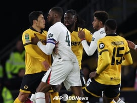 '퍽' 밀쳐진 황희찬, 英 냉혹 평가 "형편없는 경기력, 수차례 어이없었다"... '송곳 패스' 도움에도 맹비판