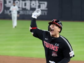 LG 우승 확률 95% 잡았다! 9회 6득점 빅이닝 대폭발→한화에 7:4 역전승... KS 우승 '-1' [KS4 현장리뷰]