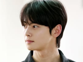 차은우, 군대 간거 맞아요..영화 개봉 이어 앨범 컴백