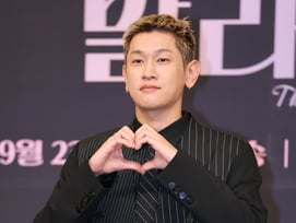 크러쉬, 조이와 4년째 애정전선 이상 無 증명 후.."연말 책임진다"